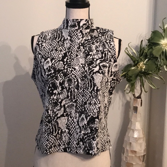 New York & Company Tops - New York and Company textured patterned